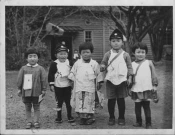 写真7　成田幼稚園の玄関前で