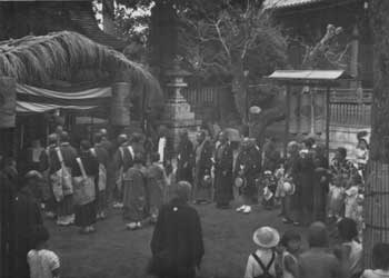 写真13　成田山新勝寺内の神輿の前で祈祷を受ける様子。1944（昭和19）年7月7日。