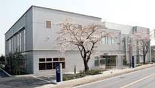三里塚コミュニティセンターの外観写真（表側）