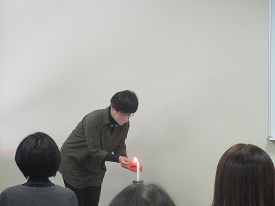 おはなしのろうそくを点火している様子