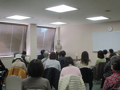 「岩じいさん」を語っている様子