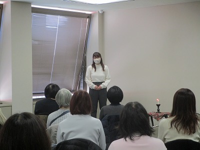 「りこうなおきさき」を語っている様子