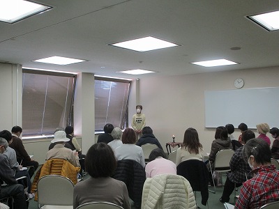 「貧乏の神」を語っている様子