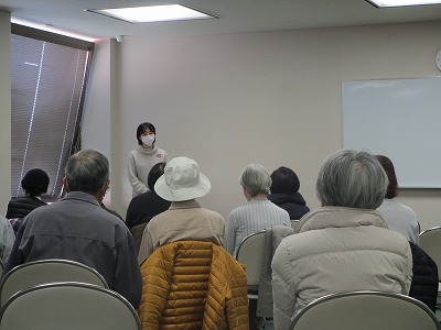 「小さな赤いセーター」を語っている様子