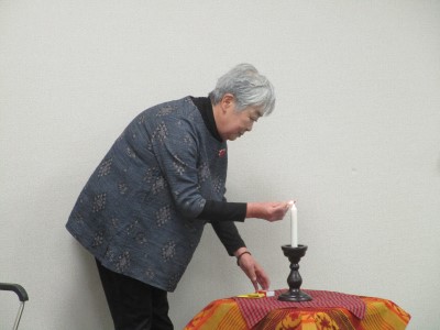 ろうそく点火の様子