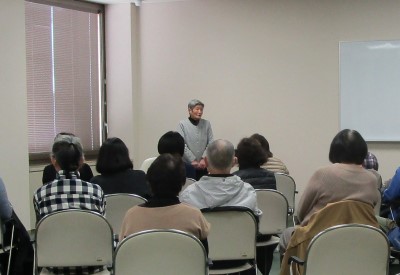 「アナンシと五」を語っている様子