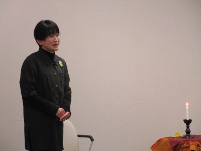 「手なし娘」を語っている様子