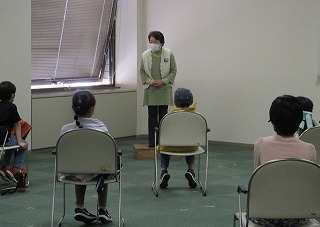 「ちいちゃい、ちいちゃい」を語っている様子