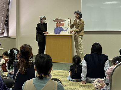 大型絵本『ぞうくんのさんぽ』を読んでいる様子