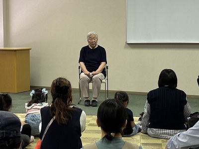 「こすずめのぼうけん」を語っている様子