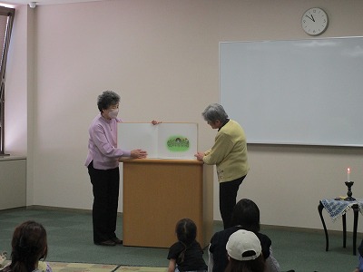 大型絵本『ちびゴリラのちびちび』を読んでいる様子