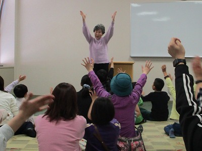 手遊びをしている様子