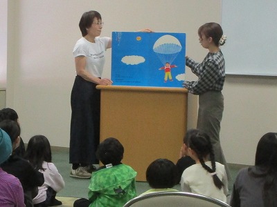 大型絵本『よかったねネッドくん』を読んでいる様子