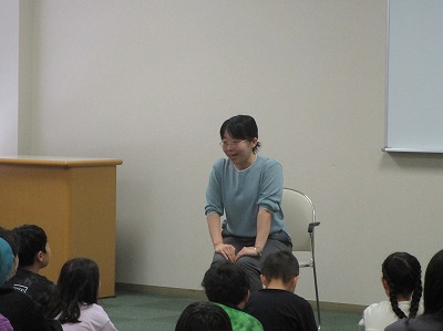 「雌牛のブーコラ」を語っている様子