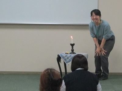 おはなしのろうそくを消す様子