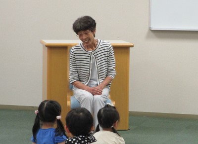 「いぬとにわとり」を語っている様子