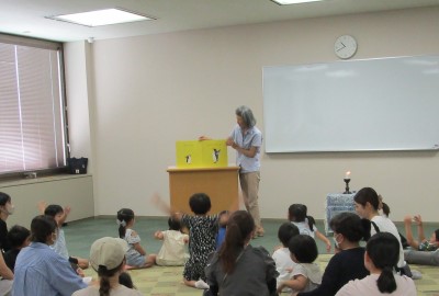 『ぺんぎんたいそう』を読んでいる様子