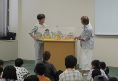 『せんたくかあちゃん』を読んでいる様子