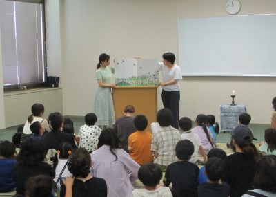 『からすのパンやさん』を読んでいる様子