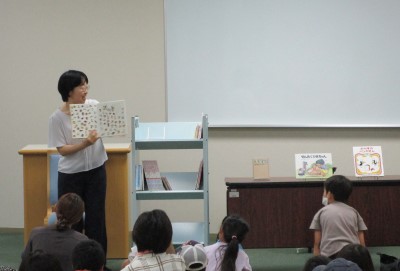 出典本・関連本の紹介をしている様子