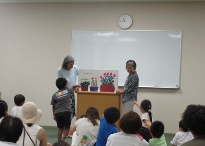 『きんぎょがにげた』を読んでいる様子