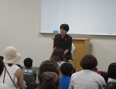 「三びきの子ブタ」を語っている様子