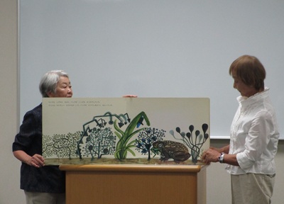 『とべバッタ』を読んでいる様子