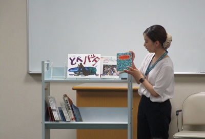 出典本・関連本の紹介をしている様子