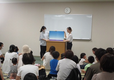 『もこもこもこ』を読んでいる様子