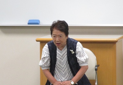 「くらーいくらーい家」を語っている様子